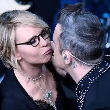 Amica che commenta la foto dell' amica brutta dicendo che è bellissima