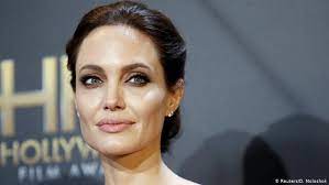 شاهدي كيف بدت انجلينا جولي بعد الازمة الزوجية التي مرت بها! Ø­ØªÙ‰ ÙÙŠ Ø§Ù„Ù…Ø±Ø¶ Ø£Ù†Ø¬Ù„ÙŠÙ†Ø§ Ø¬ÙˆÙ„ÙŠ ØªØ¤Ø«Ø± ÙÙŠ Ø§Ù„Ù†Ø§Ø³ Ù…Ù†ÙˆØ¹Ø§Øª Ù†Ø§ÙØ°Ø© Dw Ø¹Ø±Ø¨ÙŠØ© Ø¹Ù„Ù‰ Ø­ÙŠØ§Ø© Ø§Ù„Ù…Ø´Ø§Ù‡ÙŠØ± ÙˆØ§Ù„Ø£Ø­Ø¯Ø§Ø« Ø§Ù„Ø·Ø±ÙŠÙØ© Dw 26 10 2017