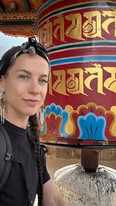 Tis the season for #sisterhood This year I've been filled to the brim with  women I feel mutually nourished by, with mutual respect, non competitive,  emotional attunement and mirror reflections to the