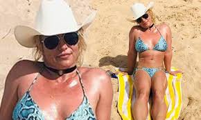 Why does britney spears have a conservator? Britney Spears Shows Off Her Toned Bikini Bod As She Returns To Instagram After Breaking Her Foot Daily Mail Online