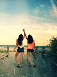 Really Nice Posing When They Hold Hands Down It Looks More Like A Couple But When They Hold Them Beach Pictures Friends Bff Photoshoot Beach Pictures Poses