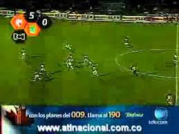 En el descanso del duelo entre santa fe y atlético nacional, los hinchas de ambos equipos se buscaron para pelearse. Santa Fe 5 0 Nacional Julio 18 2008 Youtube