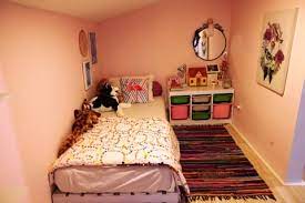 Sirkulasi udara segar sangat penting di dalam rumah, terutama dari luar ruangan ke ruangan lain yang cenderung tertutup, seperti kamar tidur. Cara Mudah Siasati Kamar Tanpa Jendela