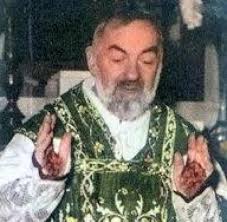 Padre pio in legazpi city, holds the desecrated images in front of the parish church. Betruger Oder Heiliger Warum Unterdruckte Der Vatikan Die Briefe Zu Padre Pio Welt