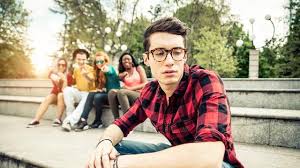 Pembuat karikatur tampaknya memberikan pesan bahwa buku bermanfaat untuk membuat kita makin tinggi, makin memiliki wawasan lebih luas dari tembok penghalang di depan kita. 32 Kata Kata Sindiran Lucu Halus Tapi Menohok Ragam Bola Com