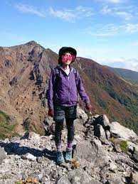 秋の紅葉に向けて 素敵な登山ガールコーデまとめました キナリノ 登山 ハイキングファッション 山ガール ファッション