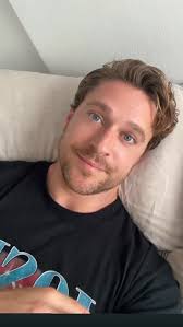 Samuel Arnold shared a hilarious apartment story about his "Emily in Paris"  co-stars Ashley Park and Lucas Bravo — who he lived with at one point  during filming. 😂