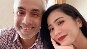 Respon menohok bunga zainal saat disebut lebih cocok nikah dengan dimas bunga zainal bongkar cara jitu bikin suami betah di rumah, fakta banyak digatelin cewek. Old Diledek S Husband Bunga Zainal To Challenge Netizens World Today News