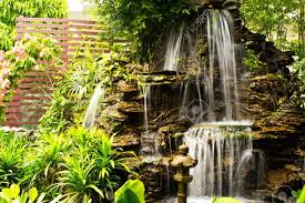 Diese wunderschöne idee lässt den außenraum so lebendig erscheinen, dass es ihr herz vor freude springen lässt. Schoner Wasserfall Im Garten Lizenzfreie Fotos Bilder Und Stock Fotografie Image 19310562