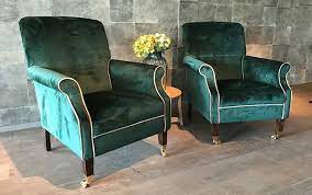 engelse fauteuils in een luxe velours stof op wieltjes meubels stoelen woonkamer decoratie