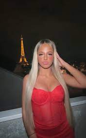 Grosses bouteilles à la main, Giulia Sarkozy a choqué de nombreux  internautes en fêtant ses 14 ans ce week-end alors qu'elle est mineure et  que son père s'apprêtait à entrer en prison... |