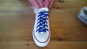 Die meisten kinder im kindergarten oder in der die voraussetzung, um eine schleife binden zu können, ist es, einen festen knoten machen zu können. 10 Moglichkeiten Schuhe Zu Binden Und Wie Es Nicht Geht Schnursenkel Welt