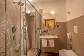 Después de reservar, encontrarás todos los datos del alojamiento con el número de teléfono y la dirección en tu confirmación de la reserva y en tu cuenta. Hotel In Rom Bw Globus Hotel Rom