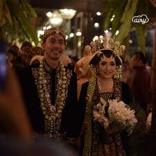 Kedua pengantin akan mengenakan pakaian tradisional khas adat jawa berwarna putih sebagai lambang kesucian. Bikin Bangga Ternyata Prosesi Pernikahan Jawa Banyak Maknanya Airy Rooms Blog