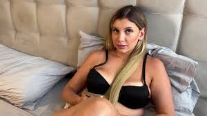 Ivana Montana reveals it completely