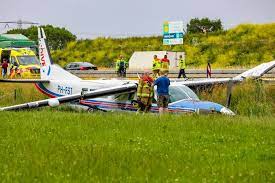Een vliegtuig is vanochtend na een heftige noodlanding in een greppel terechtgekomen langs de a50 bij apeldoorn. Elx 59jo3lrhom