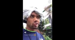 Video Russell Wilson Nailed His Pete Carroll Halloween Costume All The Way Down To The Gum Chewing The Herd Now
