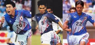 En 1961 el presidente argentino arturo frondizi viajó al japón acompañado de dirigentes empresarios y se firmó un nuevo acuerdo de amistad y comercio; Placard Las Camisetas De Japon 1988 1998 En Una Baldosa