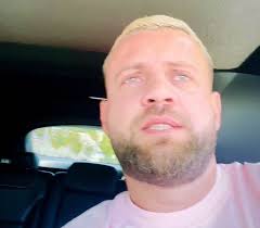 Video/ Luiz Ejlli shfaqet në shoqërinë e "Mbretit", ja kush është ai