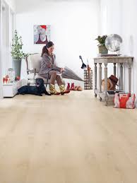 Tarketts Laminatkolleksjon Har Fatt Et Stort Utseendemessig Loft Nyheter Er Soundlogic Vintage Og Long Boards Bildet Laminat Er Et Godt Gu Flooring Dining Chairs Wood