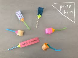 ずっと遊べる！吹くと伸びるクルクル笛“吹き戻し”の作り方｜VERY