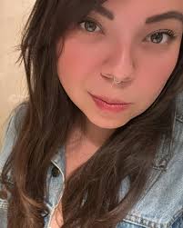 Pastel de 3 leches con dulce de leche y semilla de girasol, ciruela,  merengue deshidratado y helado de pistache #yocomoenteté  #redefinethefinedinning #pastry #pasteychef #patissier #patisserie  #pastrylife #pastrygoals #foodporn #instafood #foodies ...