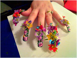 Diseños de uñas marmoleadas con glitter en tendencia. Los Mas Extranos Y Sorprendentes Disenos De Unas Guioteca