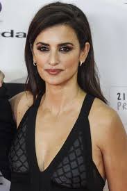 Prova le labbra rosa con un top in corallo o rossetto rosso scuro con un vestito rosso rubino. Make Up Per Un Vestito Nero Il Trucco Per Chi Ama Il Total Black Foto Pourfemme