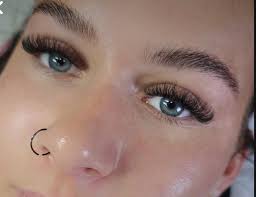 Who is a good lash tech for hybrid lashes?