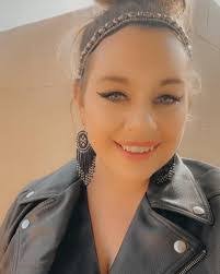 Sara Perkins's Instagram, Twitter & Facebook