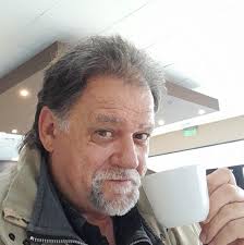 SOMOS HIJOS DE UN MUNDO DISTRAÍDO . Somos hijos de un mundo distraído Que  olvidó como hacer reír a los niños en lugar de un cuento de hadas regalamos  un iPhone. En