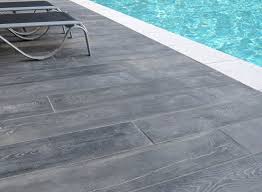 Pierre Reconstituee Ambiance Margelle Piscine Domus Pierre Dallage Aspect Bois Gris Stamped Concrete Pool In 2020 Concrete Pool Backyard Pool Designs Pool Deck Tile