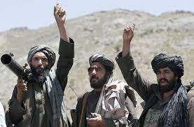 Zudem seien 20 menschen verletzt worden, sagte ein vertreter der afghanischen sicherheitskräfte der nachrichtenagentur afp. Afghanistan Dutzende Tote Nach Taliban Angriffen Politik Stuttgarter Zeitung