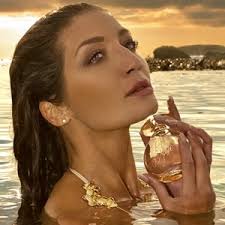 And if you think the model looks stunning in photographs, you should see her in person. Jeannie D S Beauty Secrets Exposed W24