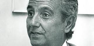 Qué arquitecto hacía striptease ante sus amigos al son de música alemana?