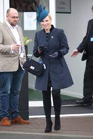 Zara tindall, the eldest granddaughter of queen elizabeth ii, gave birth to her third child, son lucas accomplished equestrian zara tindall, the daughter of princess anne and the eldest granddaughter. Royale Looks Der Style Der Windsor Ladys Gala De