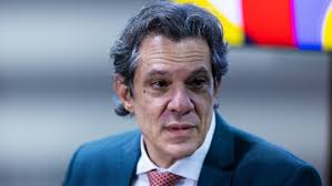 Allan Souza Lima e Débora Nascimento surgem em clima de romance em barco