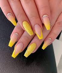 Uñas acrílicas en colores si lo que buscas son uñas acrílicas de colores y quieres aprender cómo colocar uñas acrílicas de colores así como también uñas acrílicas negras acá te compartimos un tutorial paso a paso como pegar las gomas de una forma muy fácil y rápida. Pin En Decoracion De Unas Amarillas