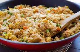 Une Recette Tres Facile De Riz Frit Au Poulet Recipe Fried Rice Recipe Food Chicken Fried Rice
