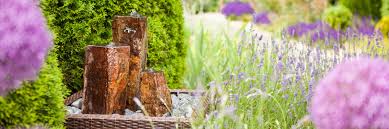 Je nach wassermengen und pumpleistung entstehen so mal kleine und mal größere wassersäulen, die sprudeln, schäumen oder einfach nur klar vor sich dahin fließen. Wasserspiele Im Garten Dehner