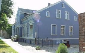 Das blaue haus is located at woldsenstraße, 0.5 miles from the center of husum. Galerie Blaues Haus Und Jules Richard Museum Das Grosse 3d Museum Ruppiner Seenland Lentzke