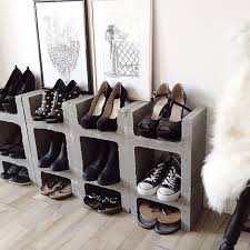 Si vous êtes à la recherche d'un placard choisir un meuble à chaussures design, c'est aussi avoir un beau meuble décoratif qui s'intègre à tous les styles intérieurs. Diy 18 Idees Pour Fabriquer Un Meuble A Chaussures Meuble Chaussure Etagere A Chaussures Diy Rangement Chaussure Diy