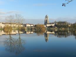 L'association saintes à vélo relaie l'opération nationale cyclistes, brillez, dans les établissements scolaires et dans son atelier de réparations. Saintes Capitale De La Saintonge Et Ancienne Cite Gallo Romaine