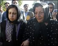 Duruşmalar, kazemi ailesinin avukatlarının delillerin verilmesi, tanıkların mahkemeye çıkarılması ve katilin teşhis edilmesi için. Dead Photographer S Son Flays Iran News Al Jazeera