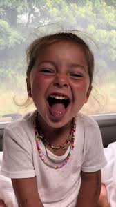 Anna, 4 ans, prête pour son prochain one woman show, Florence Foresti n’a  qu’a bien se tenir 🤣🥲🫠 #anna #humour #pourtoi #fyp #petitefille #viral  #gitan #gitans