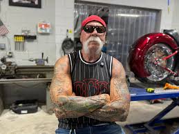 76 tuổi mà vẫn còn miệt mài làm việc! Đừng bao giờ ngừng làm những gì bạn yêu thích! Ông Paul Teutul Sr của Orange County Choppers sẽ không bao giờ dừng lại!