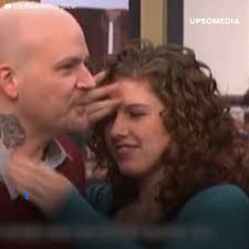 作為一個父親，這讓我噁心” Steve Wilkos在節目中見證了一段不論之戀。 有父女父母被邀請上節目聊聊他們的“特殊”關係。  在節目中兩人開始擁吻。 他們交往幾個月了，還打算將來住在一起。 主持人的話將他們拉回現實。