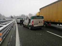La testimonianza di un 39enne a pochi passi dal far west. Chiodi Sull Autostrada A5 Banda Armata Assale Un Furgone Portavalori
