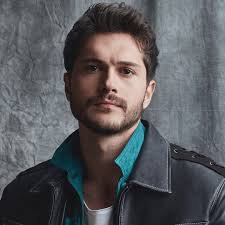 Two beautiful heart, two family carrying children overhead. Alperen Duymaz Diziler Com