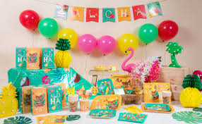 La decoración de una fiesta de cumpleaños es la clave para crear el ambiente idóneo para pasar un la casa de las fiestas es la mejor tienda de disfraces online en españa. Amazon Com 250 Piezas Luau Decoraciones De Fiesta Para Adultos Y Ninos Sirve 16 One Stop Shop Para Cumpleanos Hawaiano Tropical Y Fiesta Tiki Hogar Y Cocina